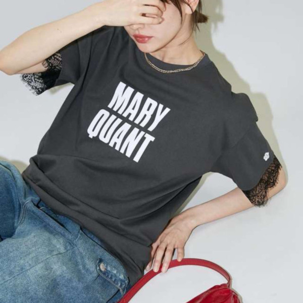퍼블럭스XMARY QUANT 소매 레이스 플로키 로고 티셔츠 2컬러 3223375300008