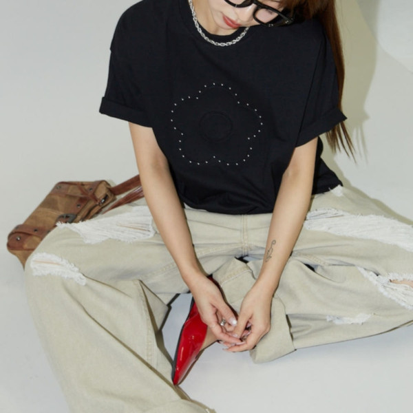 퍼블럭스 MARY QUANT 스터드 첨부 엠보 아트 티셔츠 3컬러 3223375300009