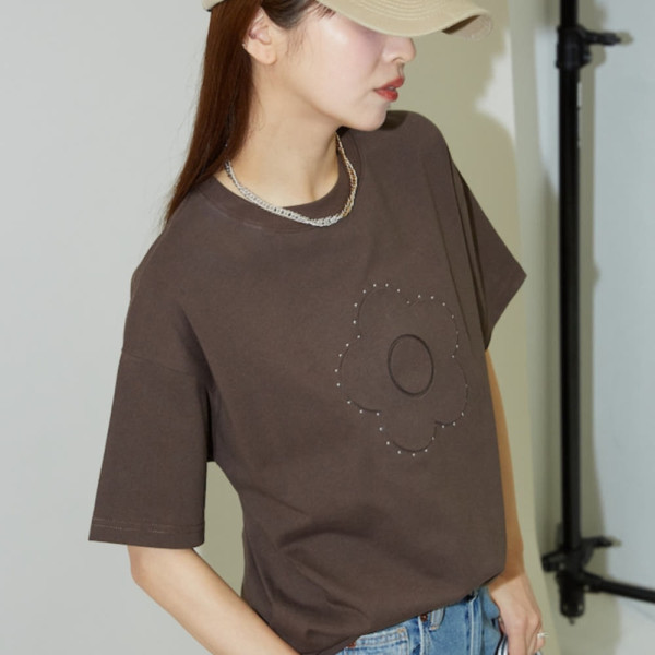 퍼블럭스 MARY QUANT 스터드 첨부 엠보 아트 티셔츠 3컬러 3223375300009